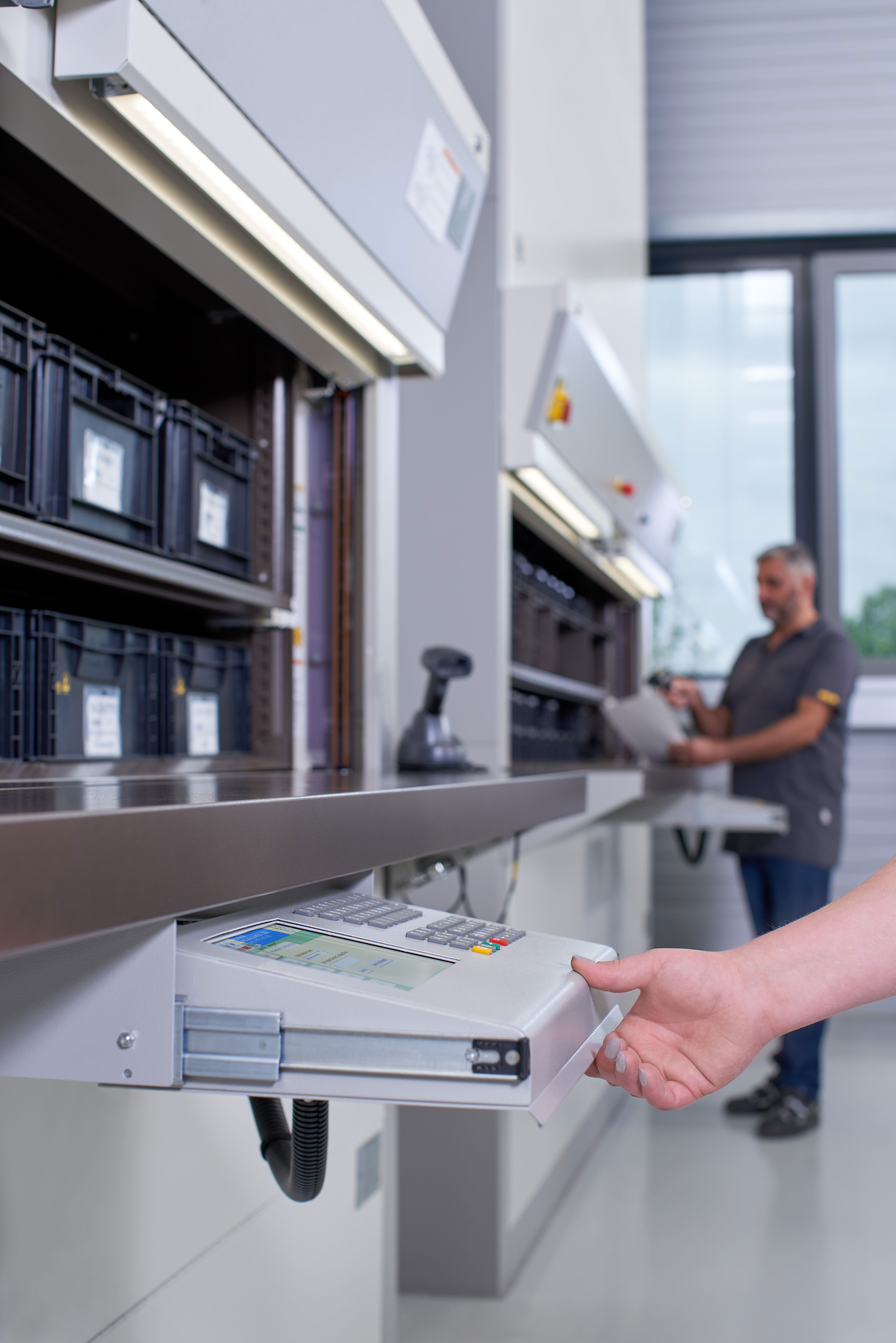 Het uittrekbare toetsenbord is ruimtebesparend en ergonomisch onder het werkblad aangebracht